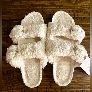Cozy Cream Fuzzy Slides / Sandals by Auden